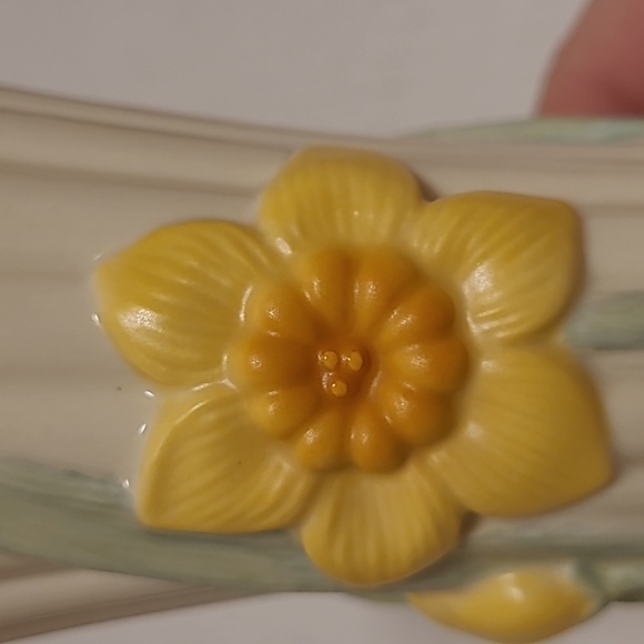 Lenox Daffodils in Bloom Bud Vase with Gold Trim - Picture 11 of 16